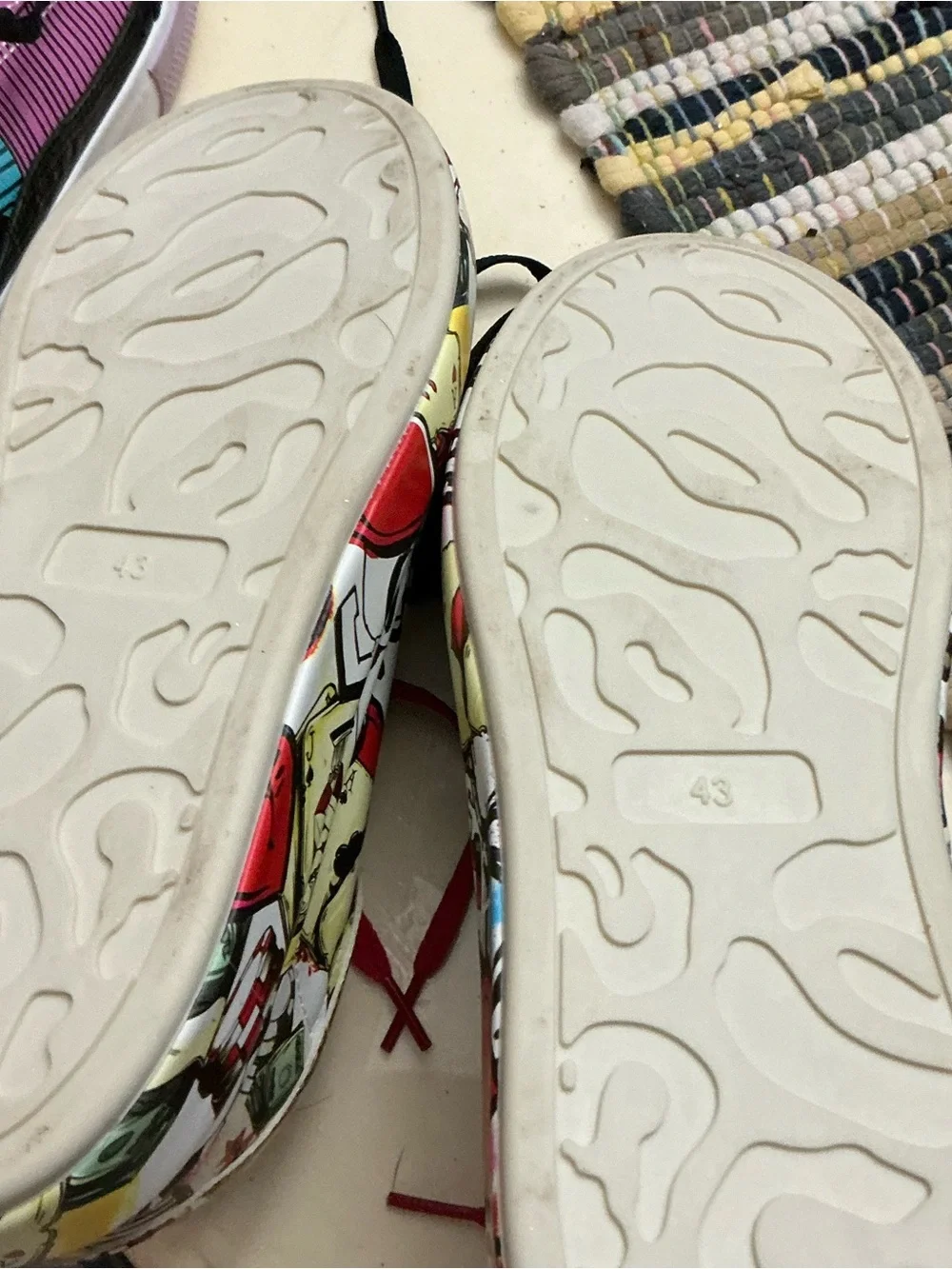 Women's colorful graphic sneakers with red and black laces size 43 EU